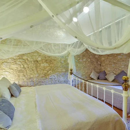 Acabanes - Luxury Dordogne Villa Thénac